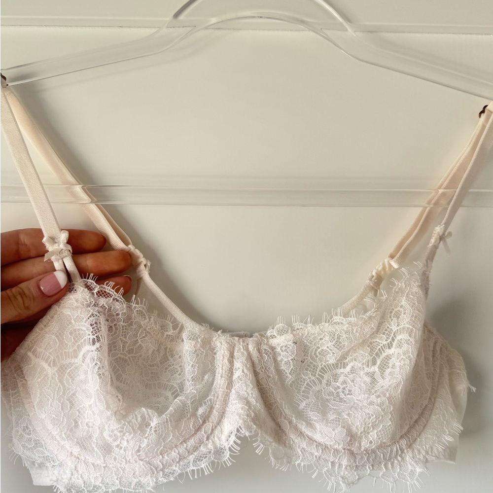 Victoria Secret Cream Lace Underwire Bra 34B